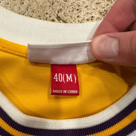 Mitchell & Ness NBA LA Lakers Wilt Chamberlain 1972 Yellow Jersey - Picture 6 of 12